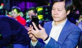 雷軍手拿手機(jī)爆料視頻播放,最新科技動態(tài)一網(wǎng)打盡！”