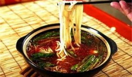 網(wǎng)紅爆料咬米線視頻,這米線太誘人了！